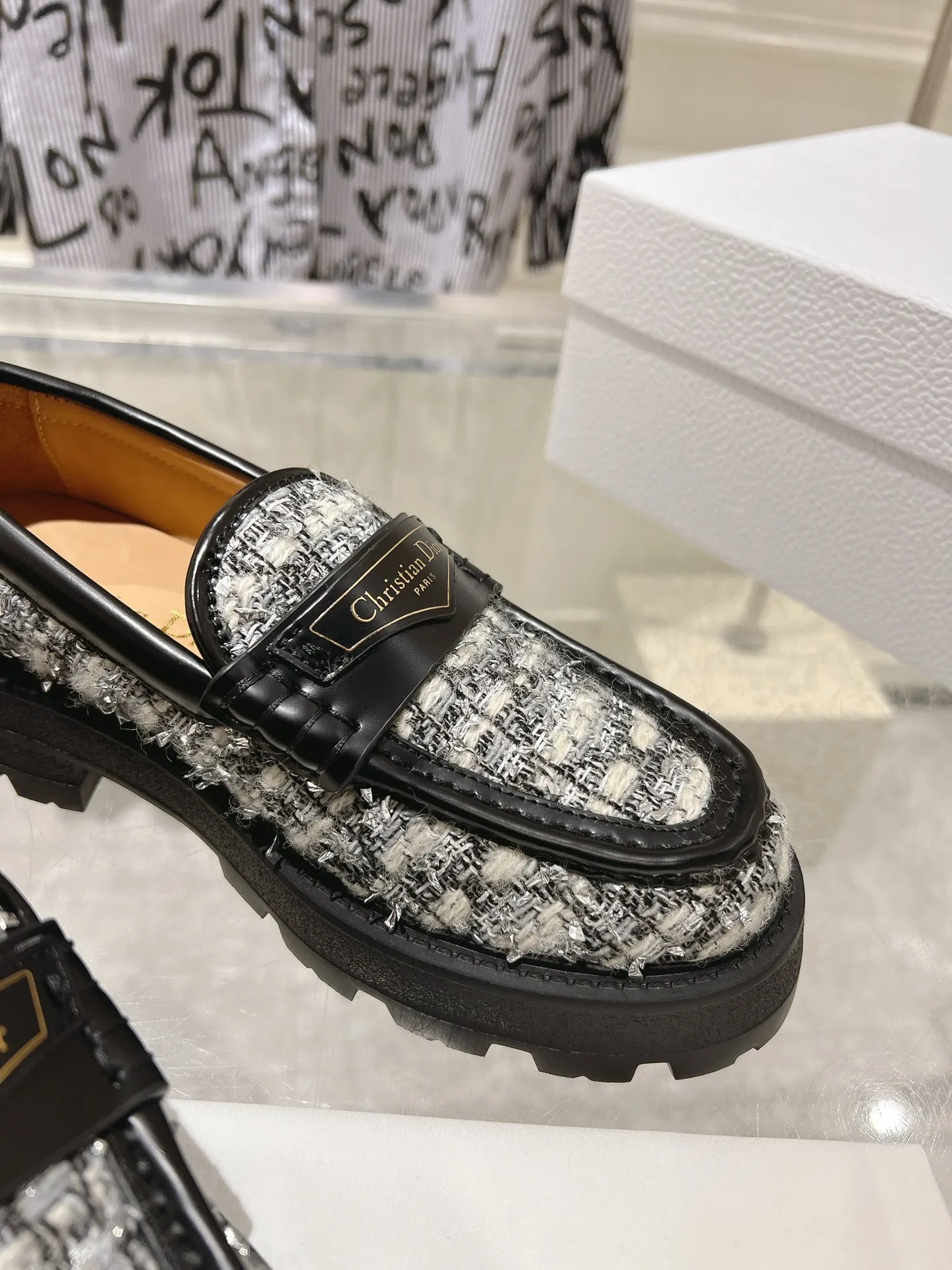 👟👟Ex-factory price 680👟👟 𝐃𝐢𝐎𝐑 #2025 New loafers for early spring 🔥 The loafers you want at first sight #Simple and elegant ‘Low-key luxury! Equipped with eye-catching Chanristian Dior logo buckle #very high-end, comfortable and good-looking💯 and easy to match #spring, summer, autumn and winter🉑️! Upper: imported open-edge beaded cowhide spliced ​​with custom-made fabrics from the counter; lining: water-dyed cowhide; sole: rubber foam outsole, highly elastic and lightweight! size: 35-40 (40 customized)